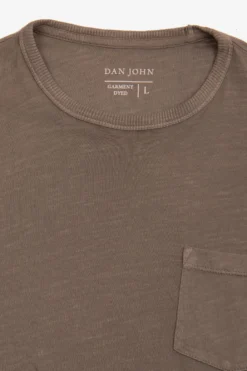 T-shirt girocollo con taschino fango