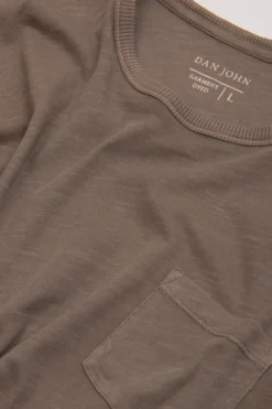 T-shirt girocollo con taschino fango