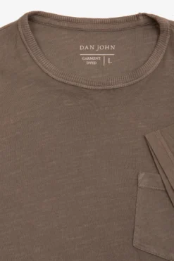 T-shirt girocollo con taschino fango