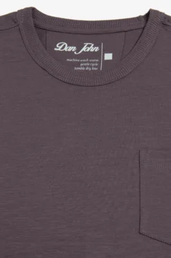 T-shirt girocollo con taschino melanzana